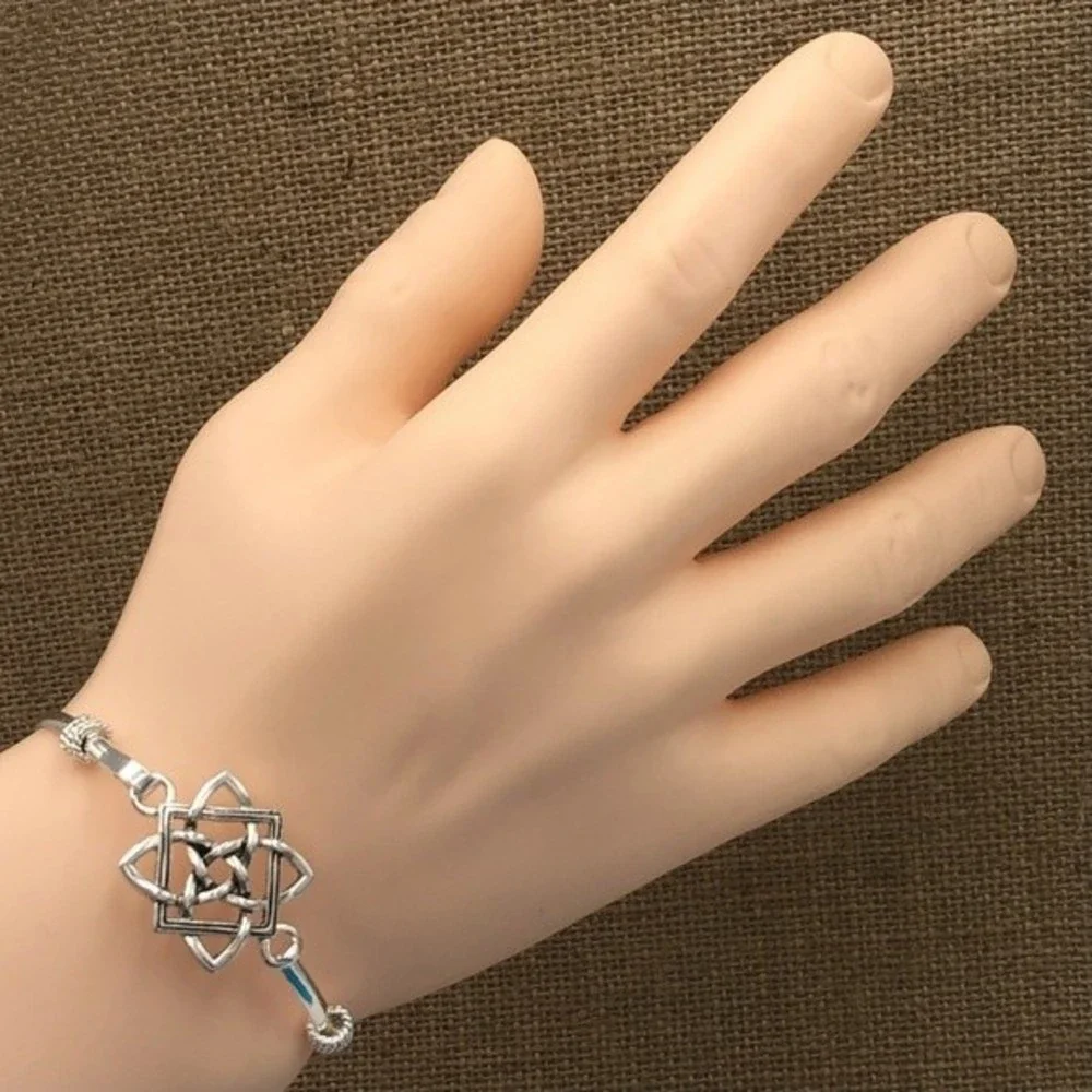 🌼 Celtic Knot Thin Hook Bangle Bracelet